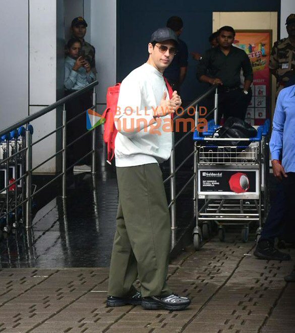 photos sidharth malhotra and dinesh vijan snapped at kalina airport 4