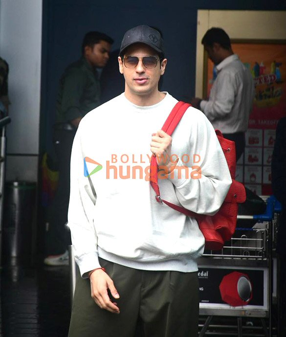 photos sidharth malhotra and dinesh vijan snapped at kalina airport 5