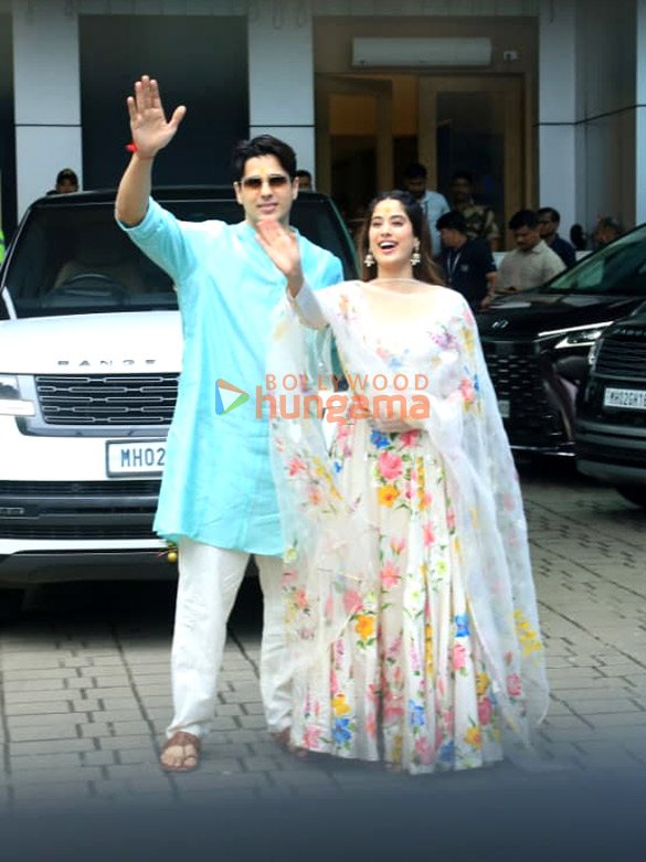 Photos: Sidharth Malhotra and Janhvi Kapoor snapped at Kalina airport
