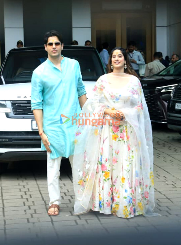 photos sidharth malhotra and janhvi kapoor snapped at kalina airport 3
