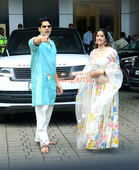photos sidharth malhotra and janhvi kapoor snapped at kalina airport 5
