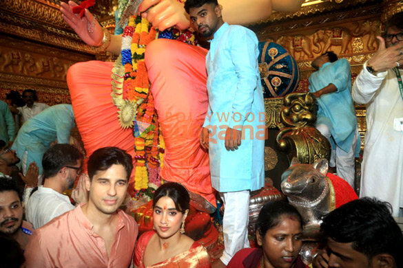 photos sidharth malhotra and janhvi kapoor snapped at lalbaugcha raja 2