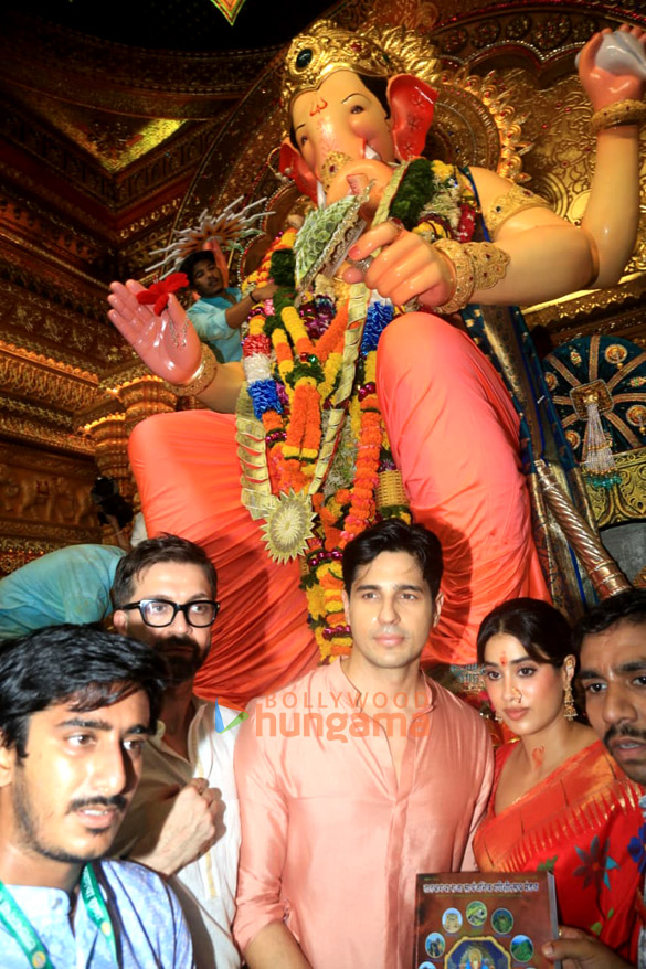 photos sidharth malhotra and janhvi kapoor snapped at lalbaugcha raja 4