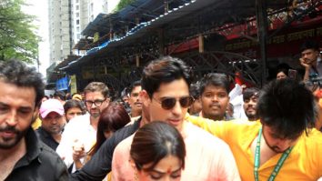 Photos: Sidharth Malhotra and Janhvi Kapoor snapped at Lalbaugcha Raja