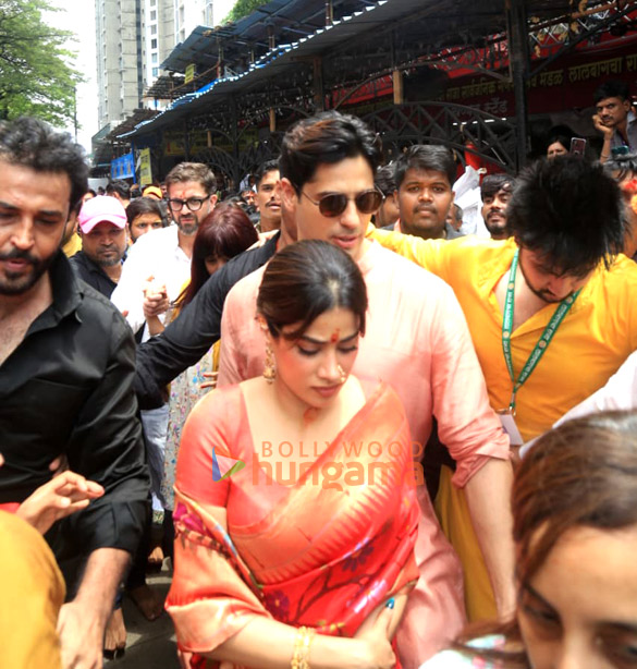 photos sidharth malhotra and janhvi kapoor snapped at lalbaugcha raja 6