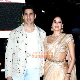 Photos: Sidharth Malhotra and Janhvi Kapoor snapped promoting '‘Param Sundari' on the sets of Super Dancer 5