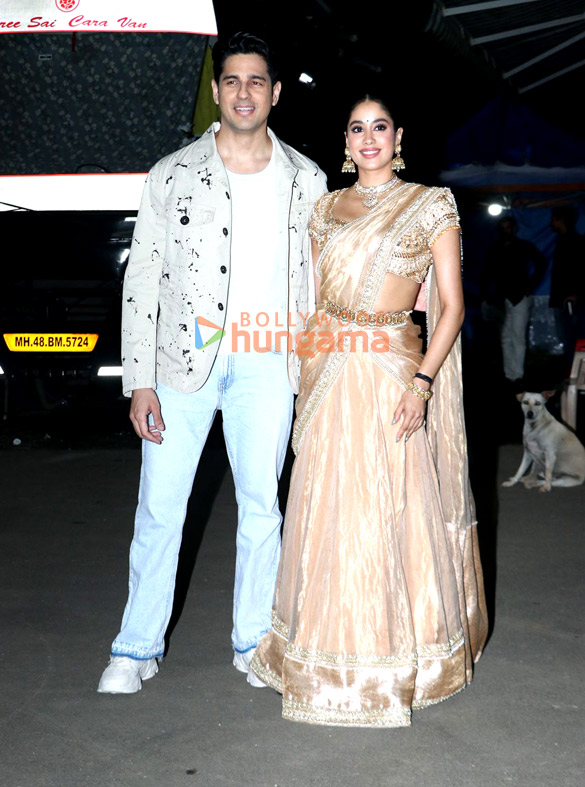 photos sidharth malhotra and janhvi kapoor snapped promoting param sundari on the sets of super dancer 5 6