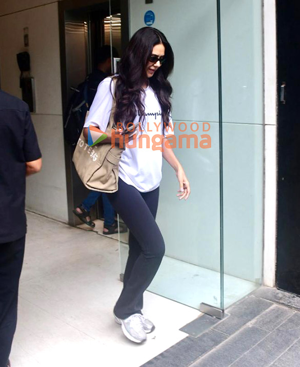 photos soha ali khan and sonam bajwa snapped outside a gym in santacruz 2