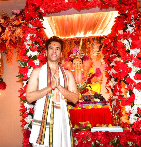 photos tusshar kapoor welcomes ganpati bappa at his home 1