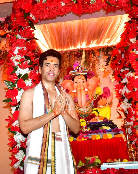 photos tusshar kapoor welcomes ganpati bappa at his home 2