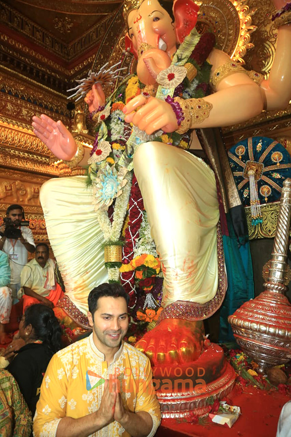 photos varun dhawan and ektaa r kapoor snapped at lalbaugcha raja 3