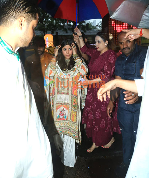 photos varun dhawan and ektaa r kapoor snapped at lalbaugcha raja 4