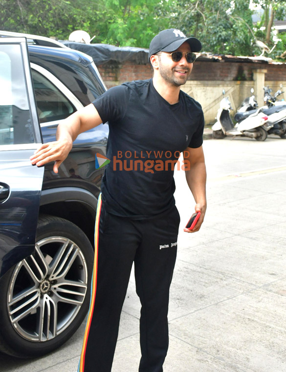 photos varun dhawan snapped in andheri 2 7
