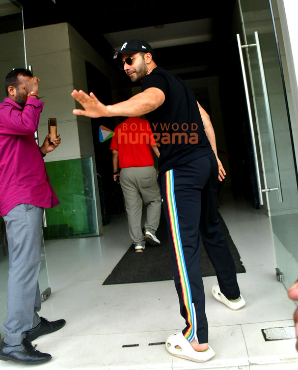 photos varun dhawan snapped in andheri 6 3