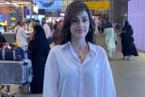 Rhea Chakraborty papped in a baby pink outfit