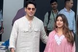 Our cuties Param Sundari pose together! Sidharth Malhotra & Janhvi Kapoor