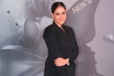 Genelia Deshmukh in a cute black fit pose with her team
