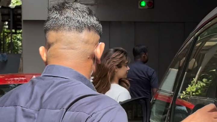 Paps capture a glimpse of Janhvi Kapoor in her comfy casuals