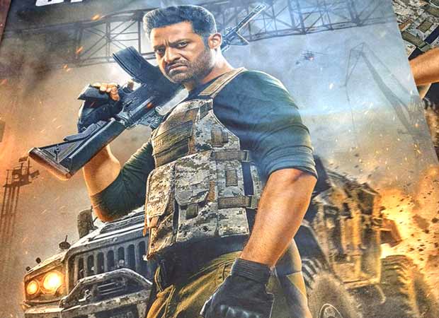 Jr. NTR starrer War 2 fever grips UK, fans rollout real tanks on the battlefield, watch 2 : Bollywood News – Bollywood Hungama