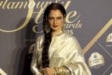 Glamours Rekhaji pose with Ishaan Khatter at Filmfare Awards