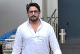Jolly aka Arshad Warsi wave for media
