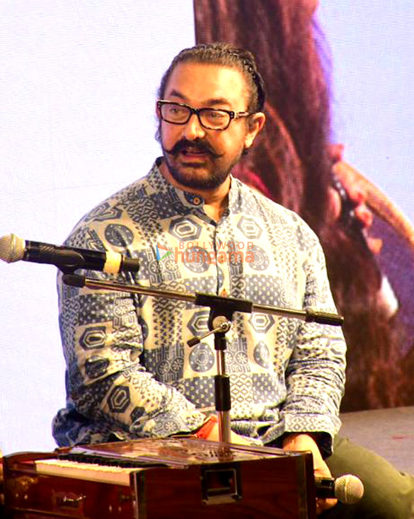photos aamir khan graces the 4th season of ajivasan act 2