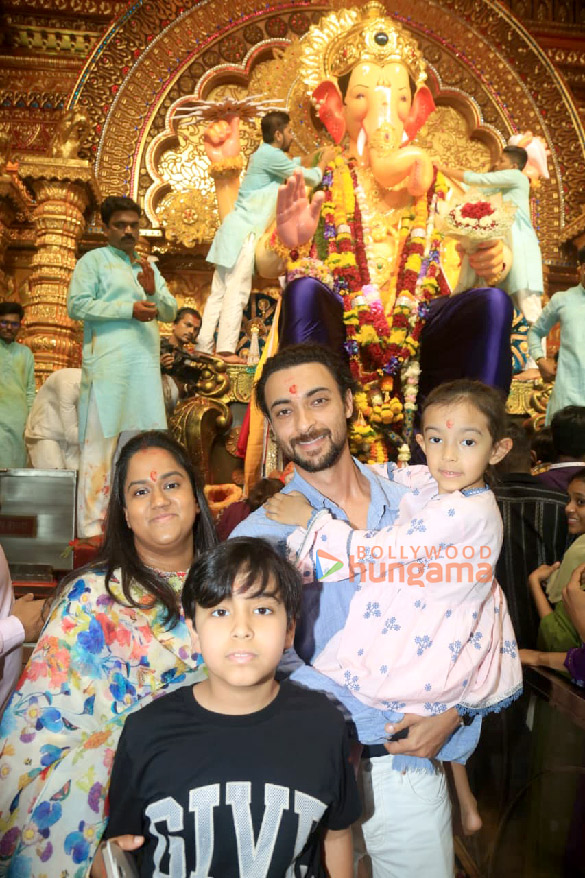 photos aayush sharma and arpita khan snapped at lalbaugcha raja 1