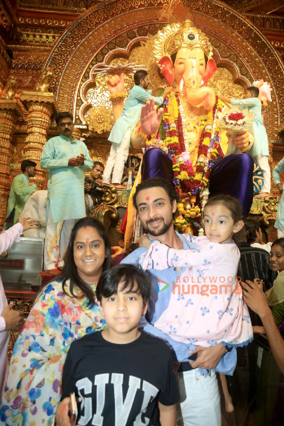 photos aayush sharma and arpita khan snapped at lalbaugcha raja 5