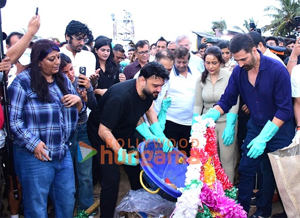 photos akshay kumar and amruta fadnavis spearhead divyaj foundations mumbai beach cleanup during ganesh chaturthi 2025 12