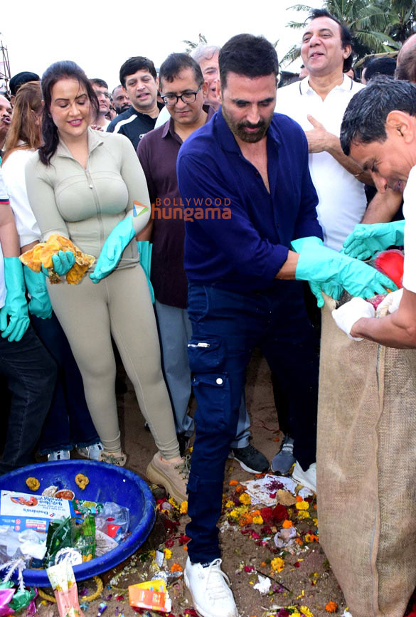 photos akshay kumar and amruta fadnavis spearhead divyaj foundations mumbai beach cleanup during ganesh chaturthi 2025 4