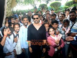 Photos: Akshay Kumar snapped celebrating his birthday with fans and media at Taj Hotel in Bandra