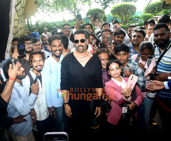 Photos: Akshay Kumar snapped celebrating his birthday with fans and media at Taj Hotel in Bandra