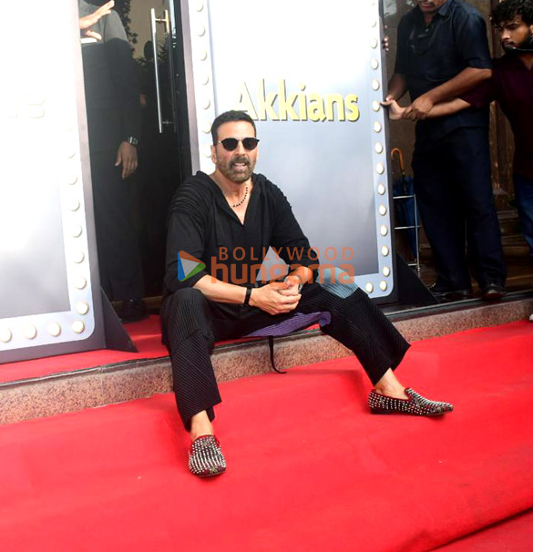 photos akshay kumar snapped celebrating his birthday with fans and media at taj hotel in bandra 6