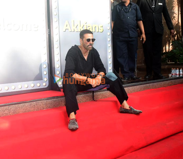 photos akshay kumar snapped celebrating his birthday with fans and media at taj hotel in bandra 7