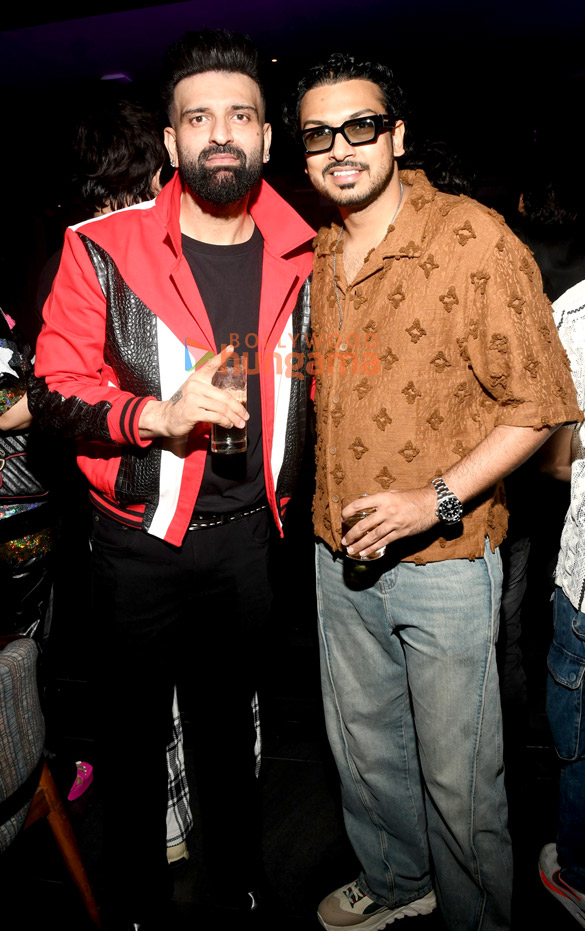 photos anu malik sunil grover rajat bedi and others grace lyricist kumaars birthday bash 25