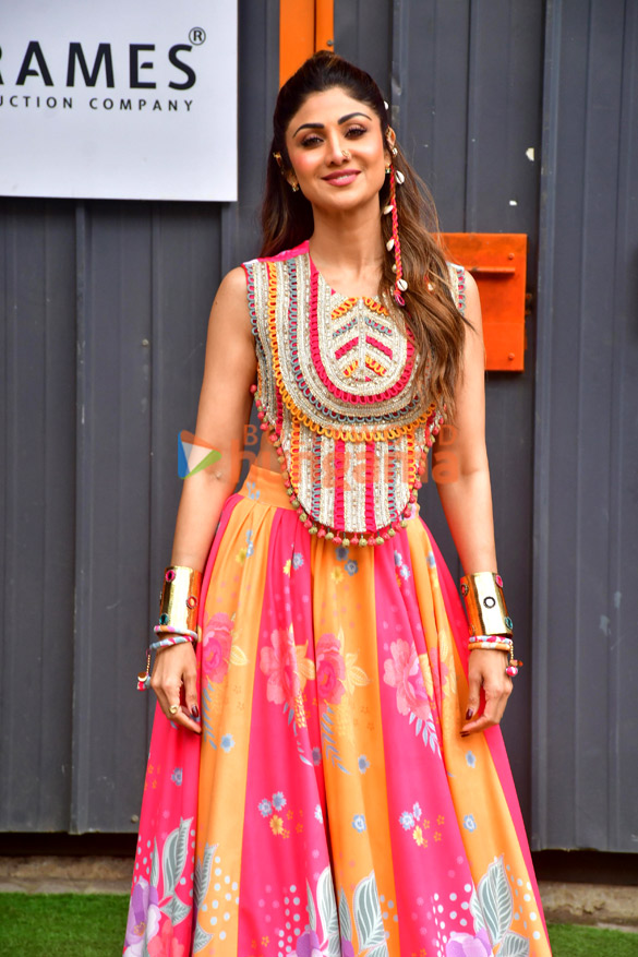 photos bhagyashree and shilpa shetty snapped on sets of super dancer 5 1