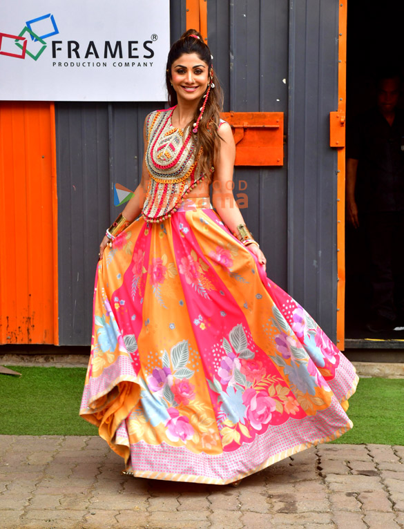 photos bhagyashree and shilpa shetty snapped on sets of super dancer 5 5