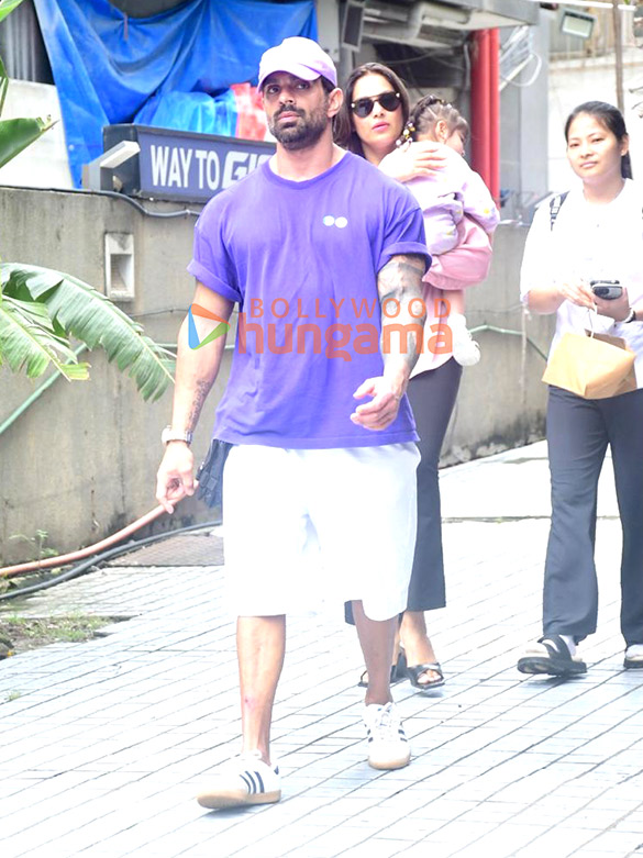 photos bipasha basu with husband spotted outside play group in bandra 5