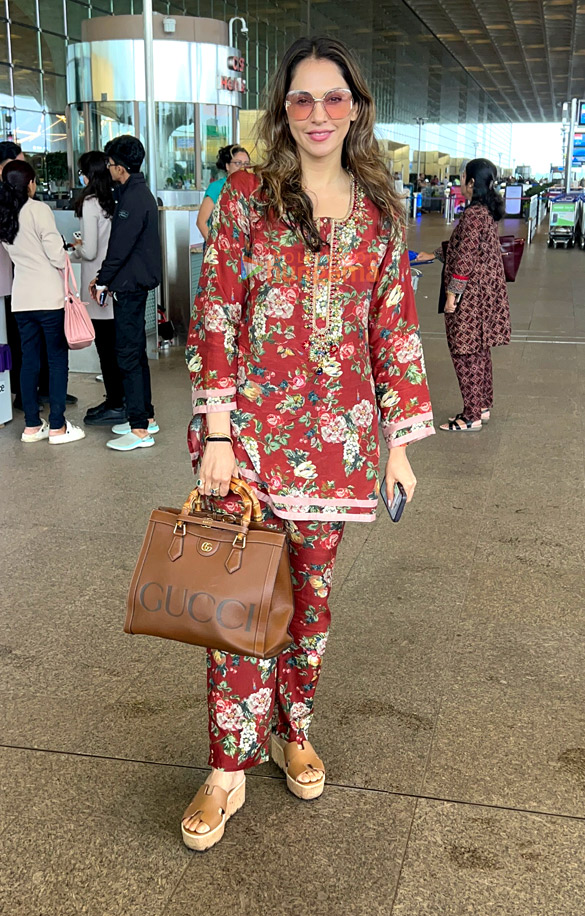 photos bobby deol isha koppikar and mira rajput kapoor snapped at the airport 2