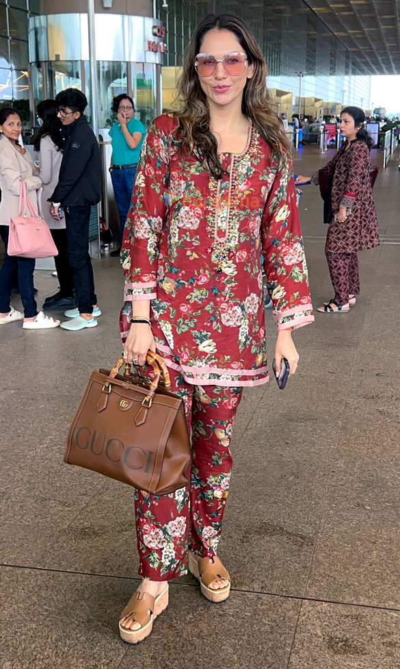 photos bobby deol isha koppikar and mira rajput kapoor snapped at the airport 5