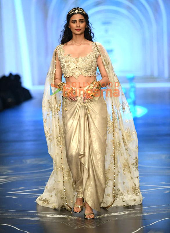 photos daisy shah turned showstopper at the global india couture week where dr tvacha presented manali jagtaps festive resort wear collection 3