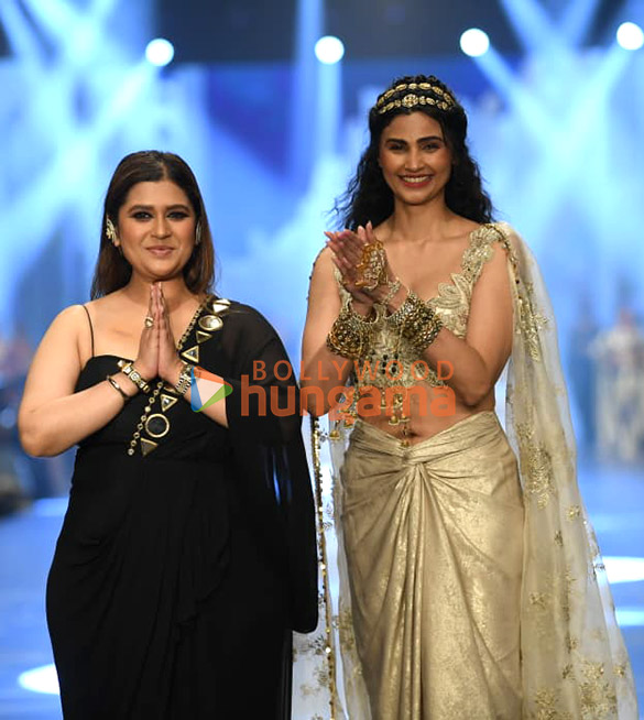 photos daisy shah turned showstopper at the global india couture week where dr tvacha presented manali jagtaps festive resort wear collection 5