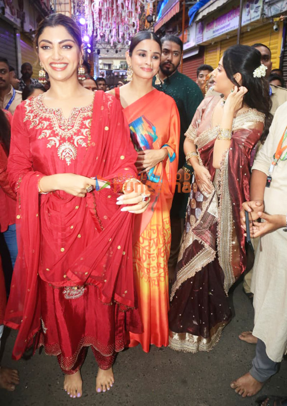 photos esha deol madhoo and others snapped at lalbaugcha raja 66 3