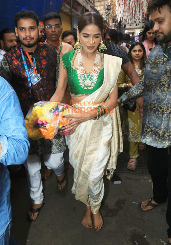 photos esha deol madhoo and others snapped at lalbaugcha raja 66 4