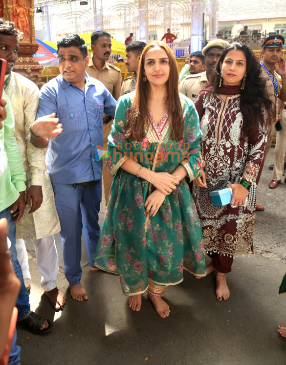 photos esha deol and madhoo snapped at lalbaugcha raja 6