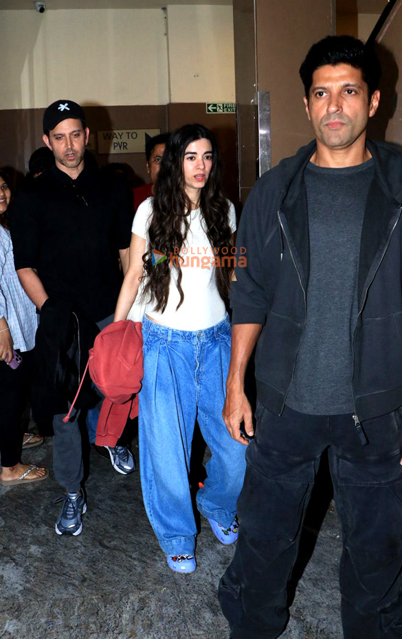 photos hrithik roshan saba azad farhan akhtar and shibani dandekar snapped at juhu pvr 6