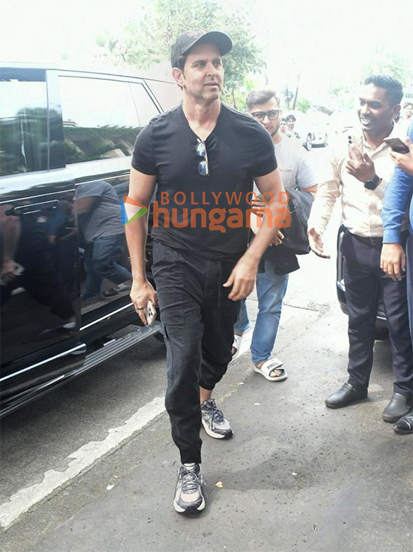 Photos: Hrithik Roshan snapped outside a dental clinic in Bandra Photos: Hrithik Roshan snapped outside a dental clinic in Bandra