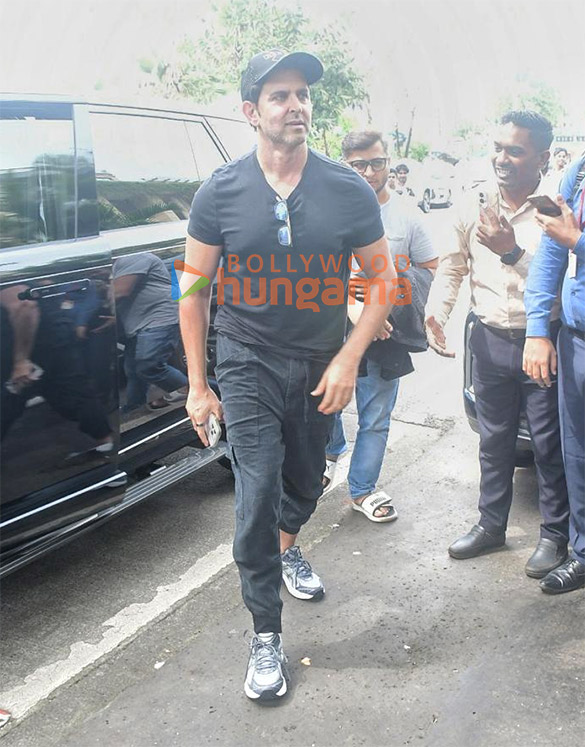 photos hrithik roshan snapped outside a dental clinic in bandra 2