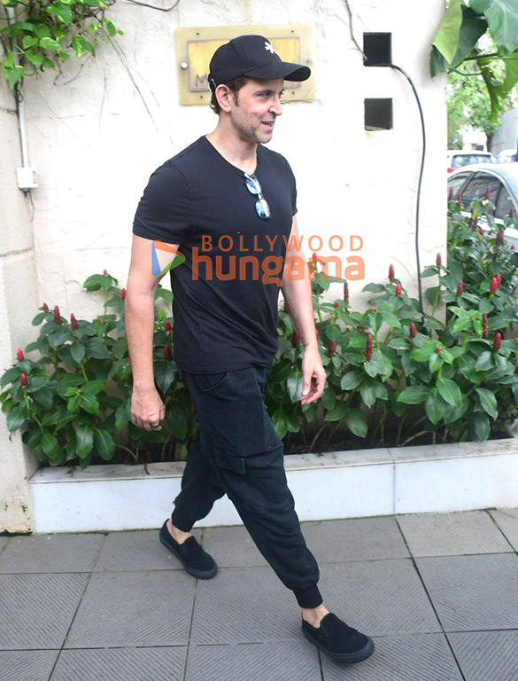 photos hrithik roshan spotted outside dental clinic in bandra 1