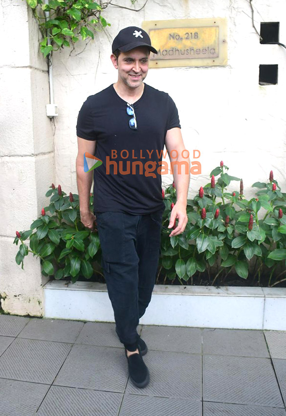 Photos: Hrithik Roshan spotted outside dental clinic in Bandra Photos: Hrithik Roshan spotted outside dental clinic in Bandra